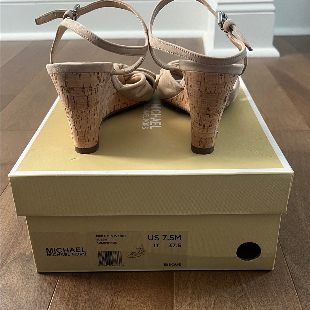 Michael Kors Elegant Beige Sandals - Picture 3 of 7